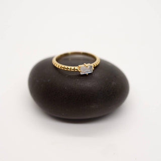 Brass Decorated Prong Stone Ring: Emerald